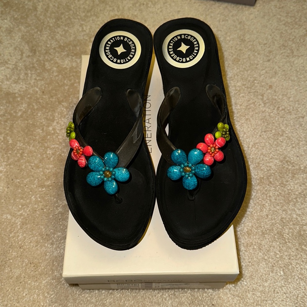 Black wedge beach slippers